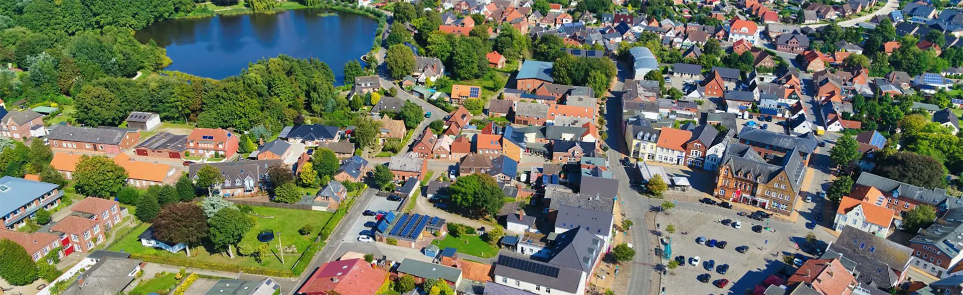 Luftaufnahme des Bredstedter Marktplatzes an einem sonnigen Tag